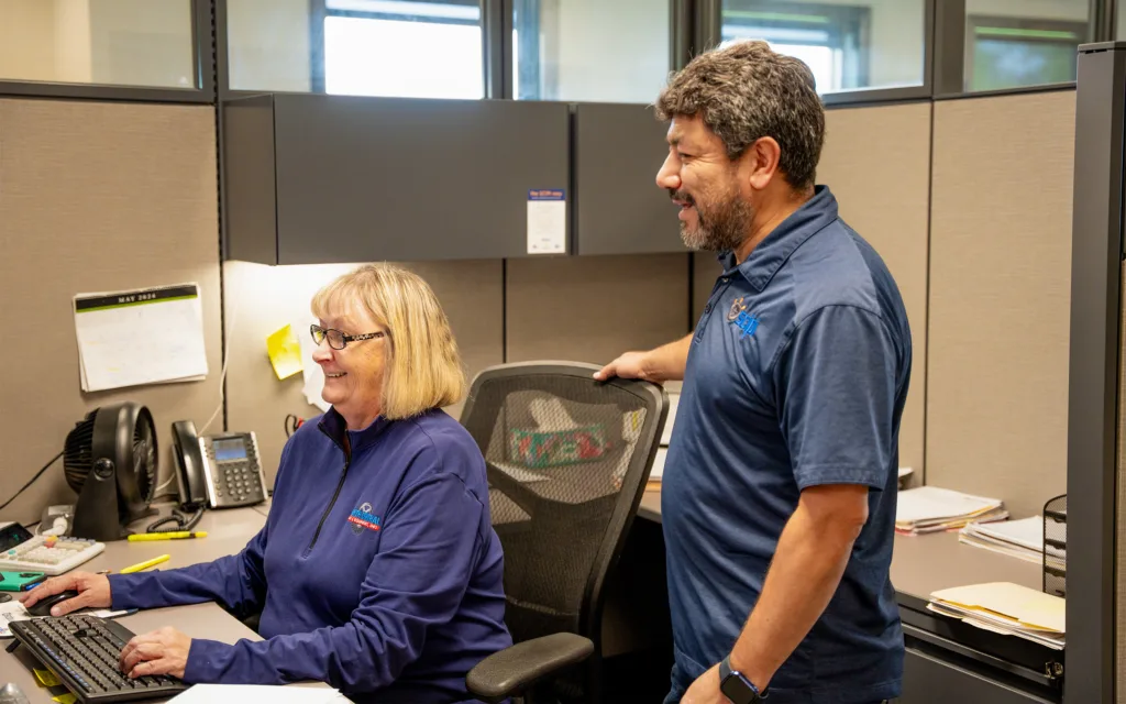 Scipi Employees Talking At Computer